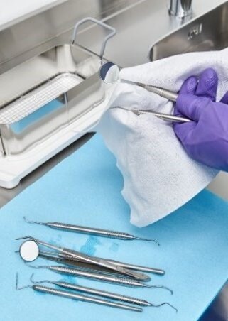 uscarea-instrumentarului-inainte-sterilizarea-acestuia